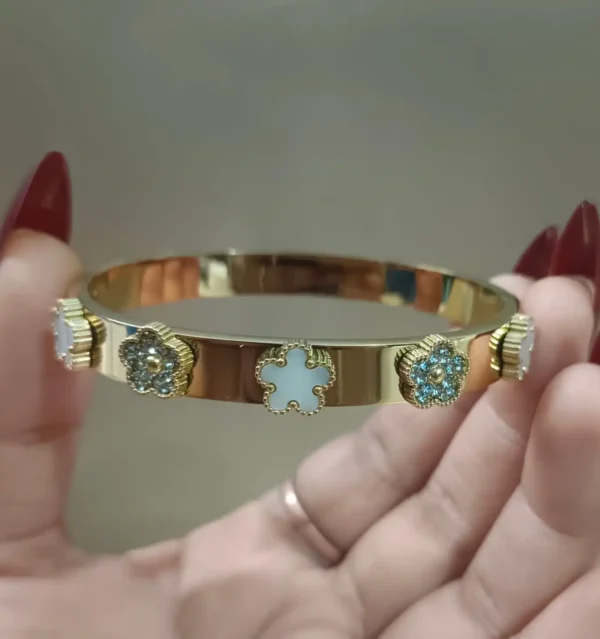 Clover studded anti tarnish gold bracelet bangle