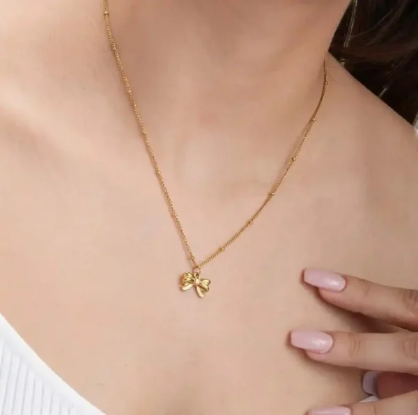Bow pendent with chain