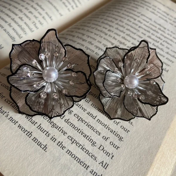 Anti tarnish delicate flower design earring