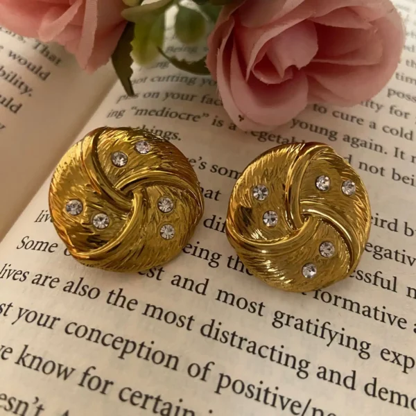 Glam round statement earring