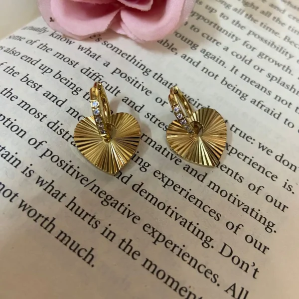 Electric sapphire heart shaped earring