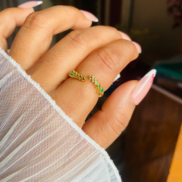 Delicate emerald green stone studded ring