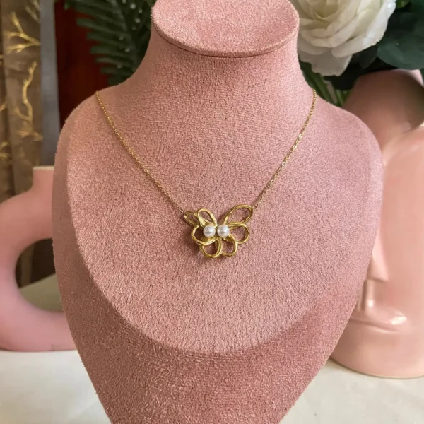 Contemporary flower with pearl design anti-tarnish chain pendent