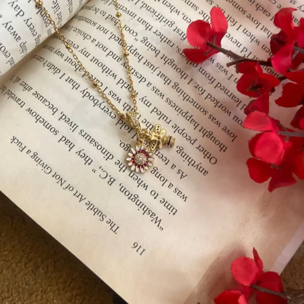 Flower with bee design anti-tarnish chain pendent